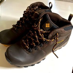Columbia  Omni grip boots Sz 6